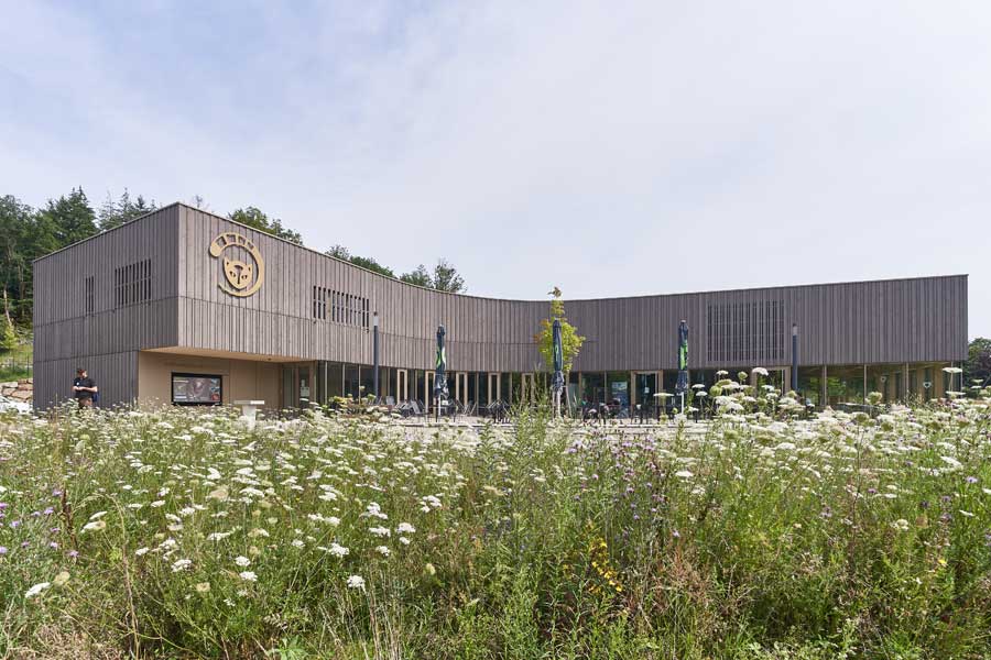 DURA®xal Pulverbeschichtung Alu- Glasfassade DURA<sup>®</sup>xal Pulverbeschichtung Alu- Glasfassade